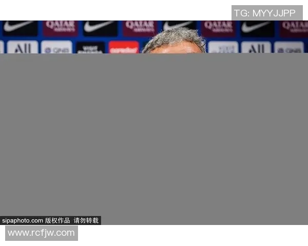 足球明星因腰椎骨折遭遇职业生涯重大挑战球迷们心痛不已